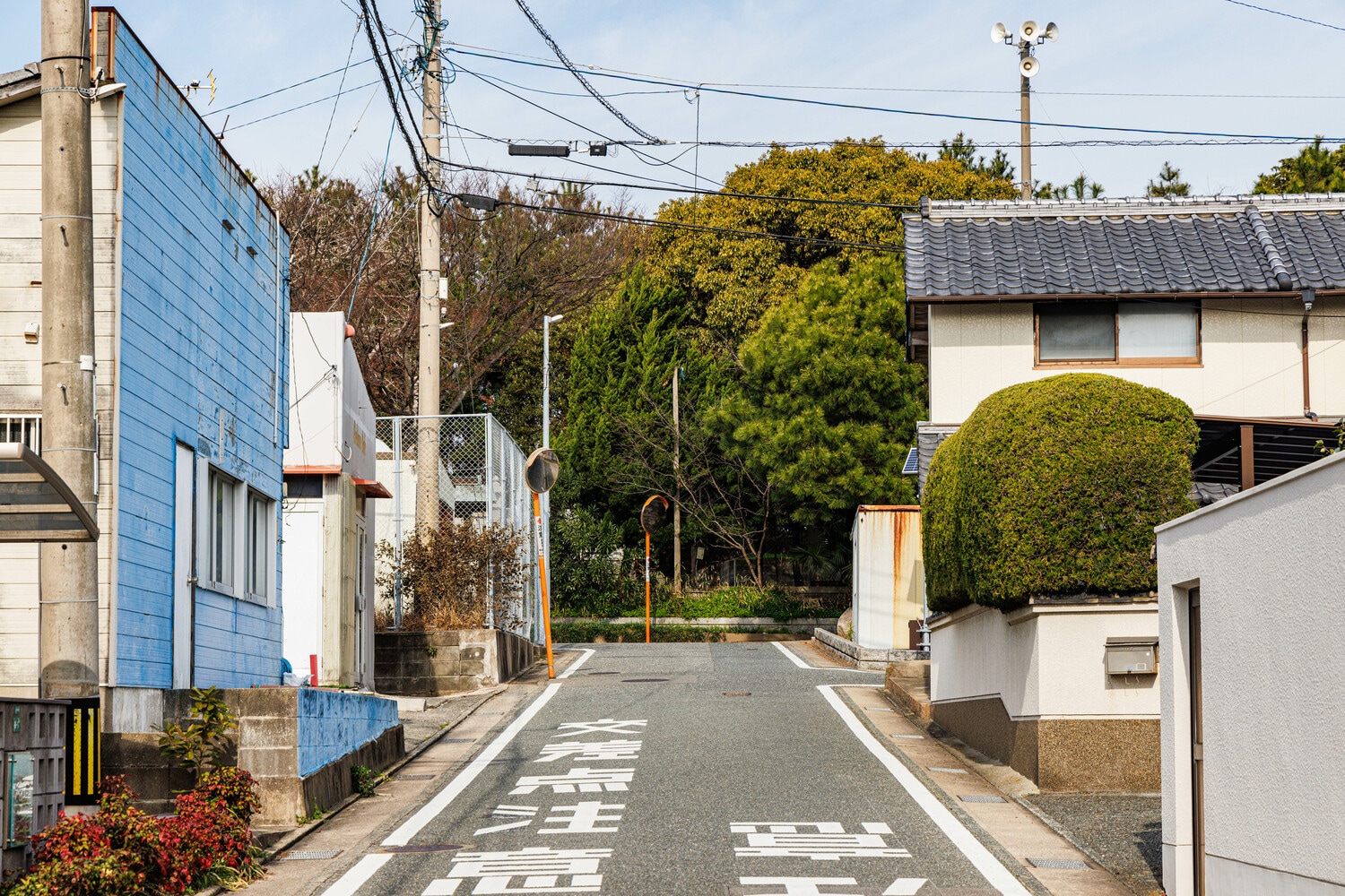 なだらかな上り坂。もうすぐで海に着くはずだ
