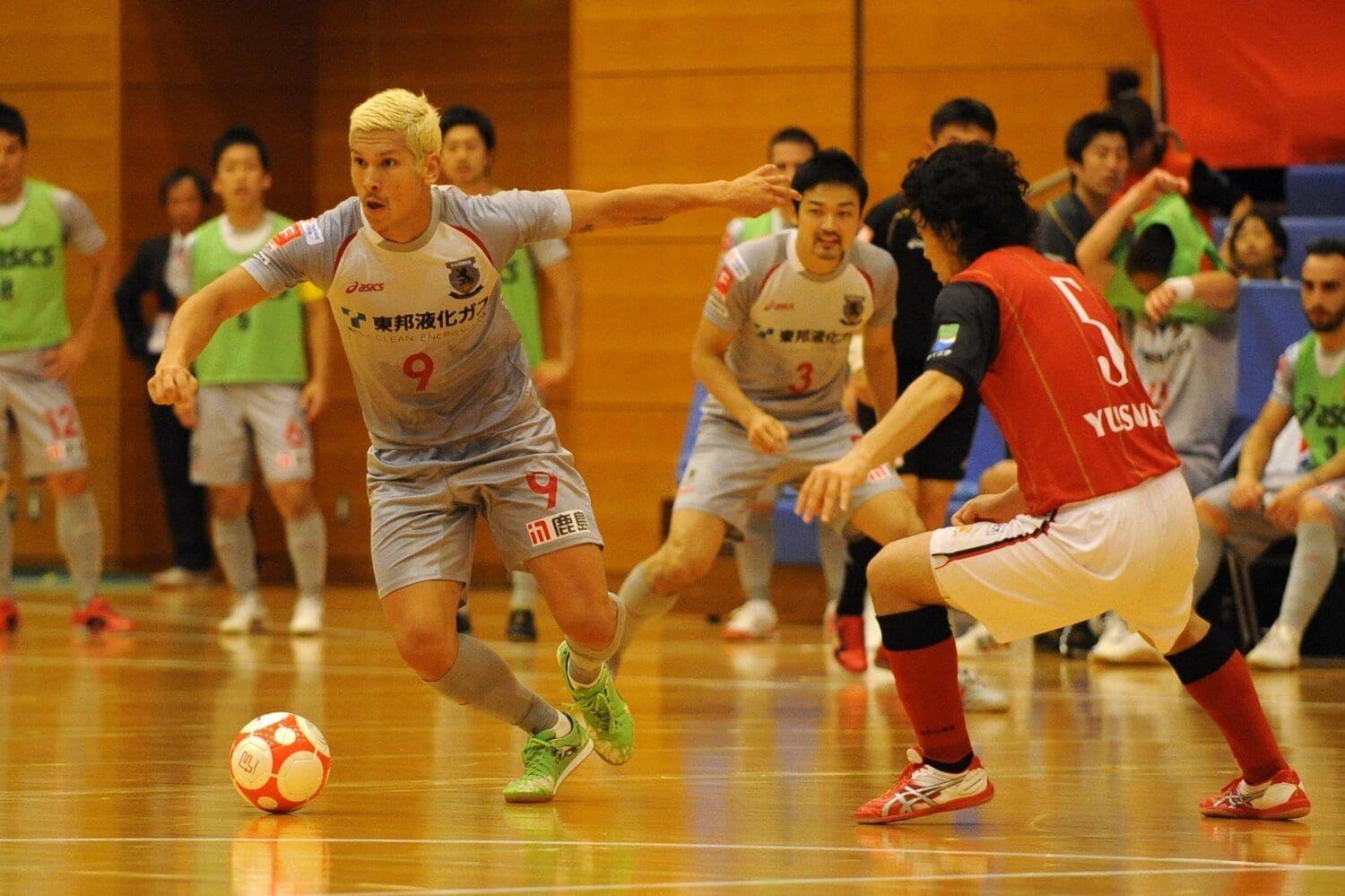 2012年、名古屋所属時の森岡（左）©Getty Images