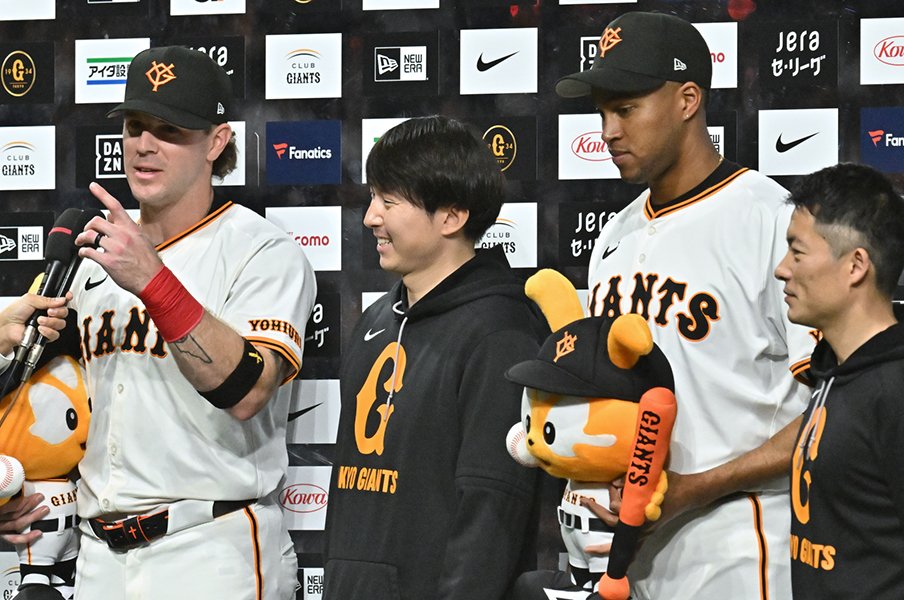 巨人に今季から加入したキャベッジとライデル・マルティネス。チームに欠かせない主力となっている　©Hideki Sugiyama