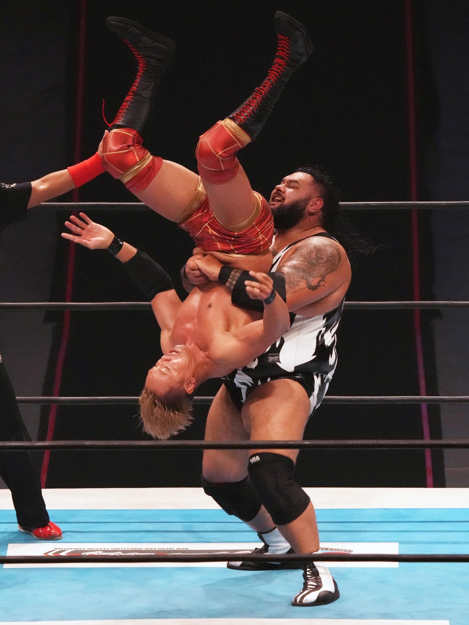 持ち前の怪力でオカダ・カズチカを抱え、パワーボムを見舞うジョナ