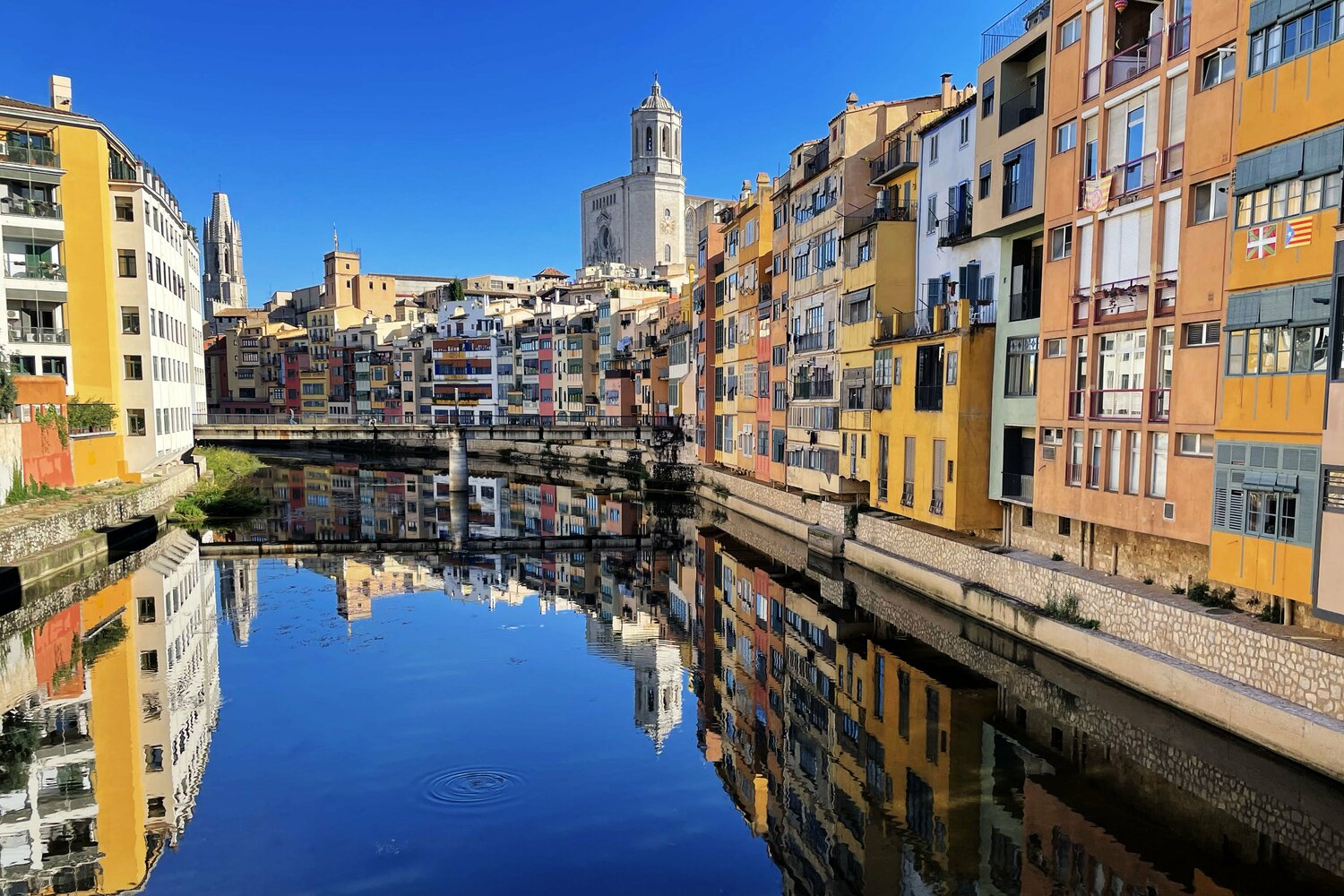 ジローナの町並み。川面に映る様子も美しい