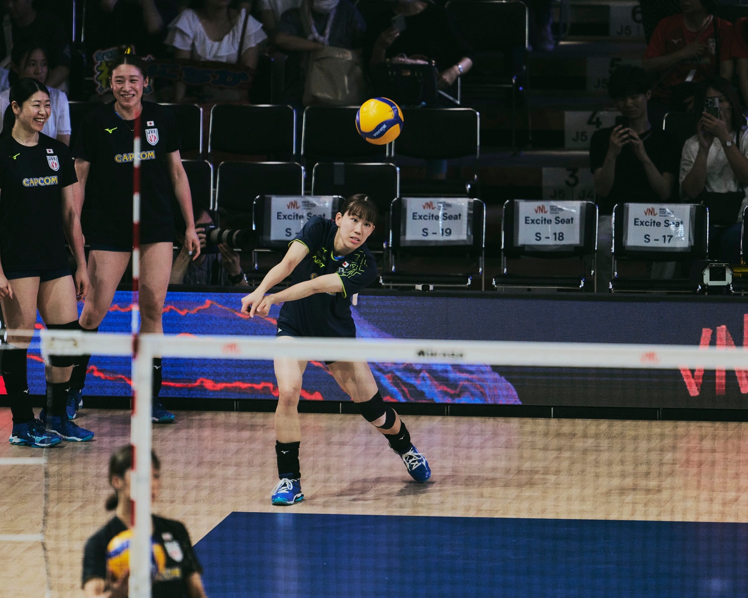 セルビア戦前の練習で、入念にレシーブの感触を確かめていた林琴奈　©︎Yuki Suenaga