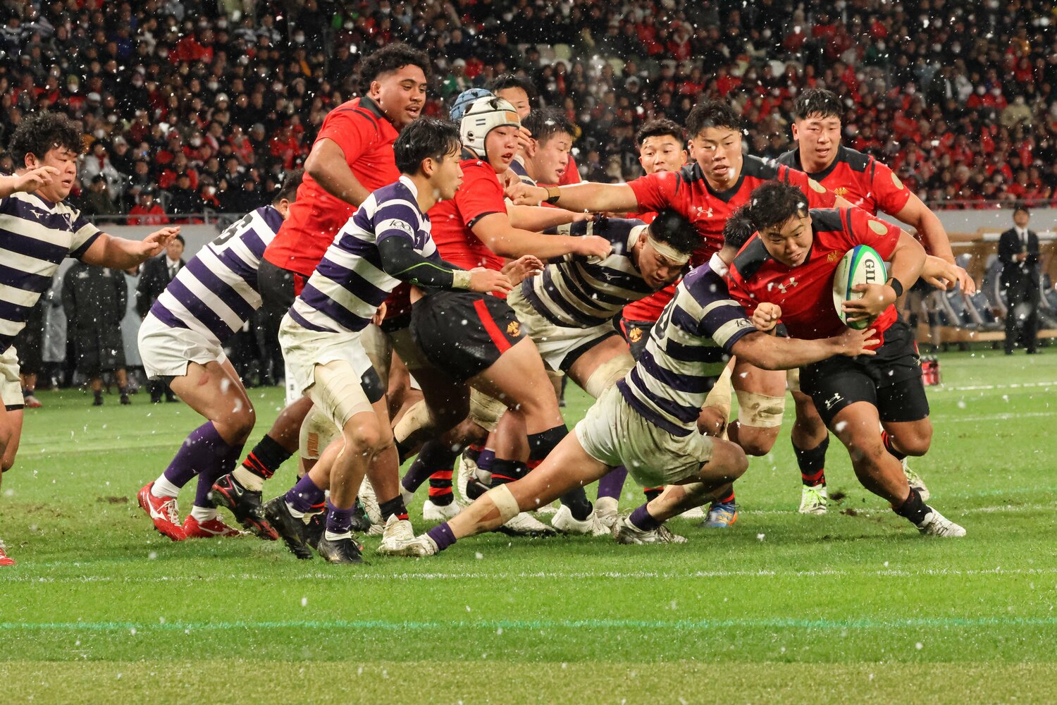 決勝の明治大戦ではトライも決めた江良 ©︎Nobuhiko Otomo