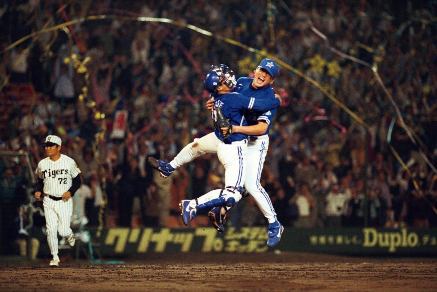 1998年、横浜が38年ぶりにセ・リーグ優勝を決め、谷繁は守護神の佐々木主浩と抱き合って喜んだ　©JIJI PRESS