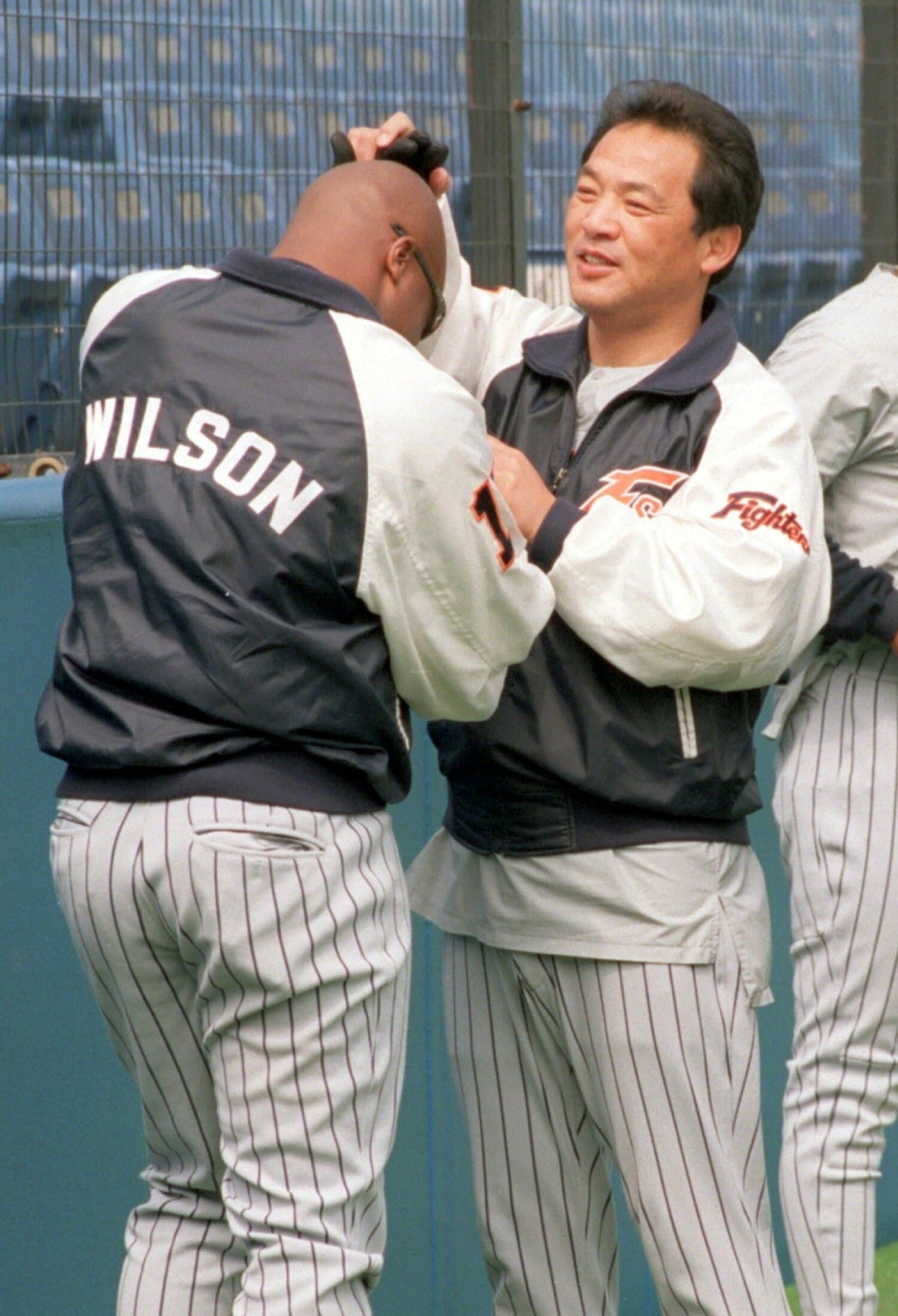 1996年オフに巨人から日本ハムに移籍した落合博満。写真は98年オープン戦、ウィルソンとふざける落合（当時44歳）　©Sankei Shimbun