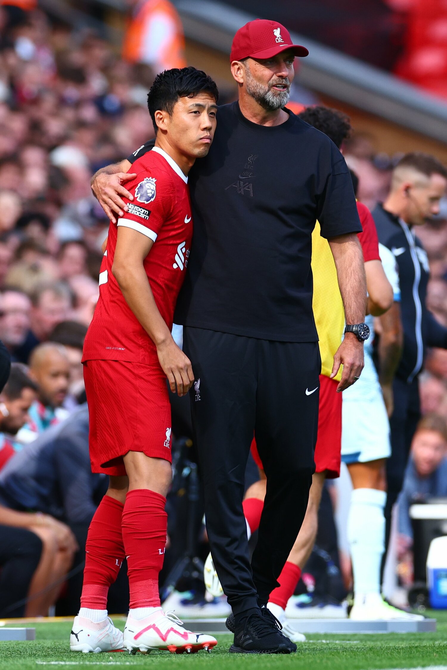 クロップ監督から指示を受ける遠藤 ©︎Getty Images
