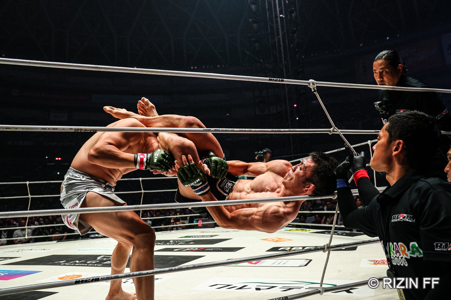三角絞めを狙う青木真也。完璧にはセットできず、朝倉未来に振りほどかれた　©RIZIN FF