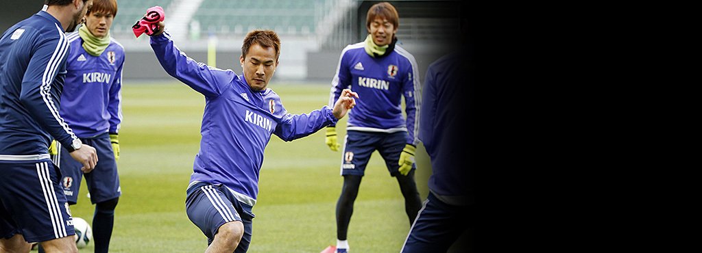 「試合は出たい。ベンチにもいたい」岡崎慎司が代表で買って出た二役目。＜Number Web＞ photograph by Kyodo News