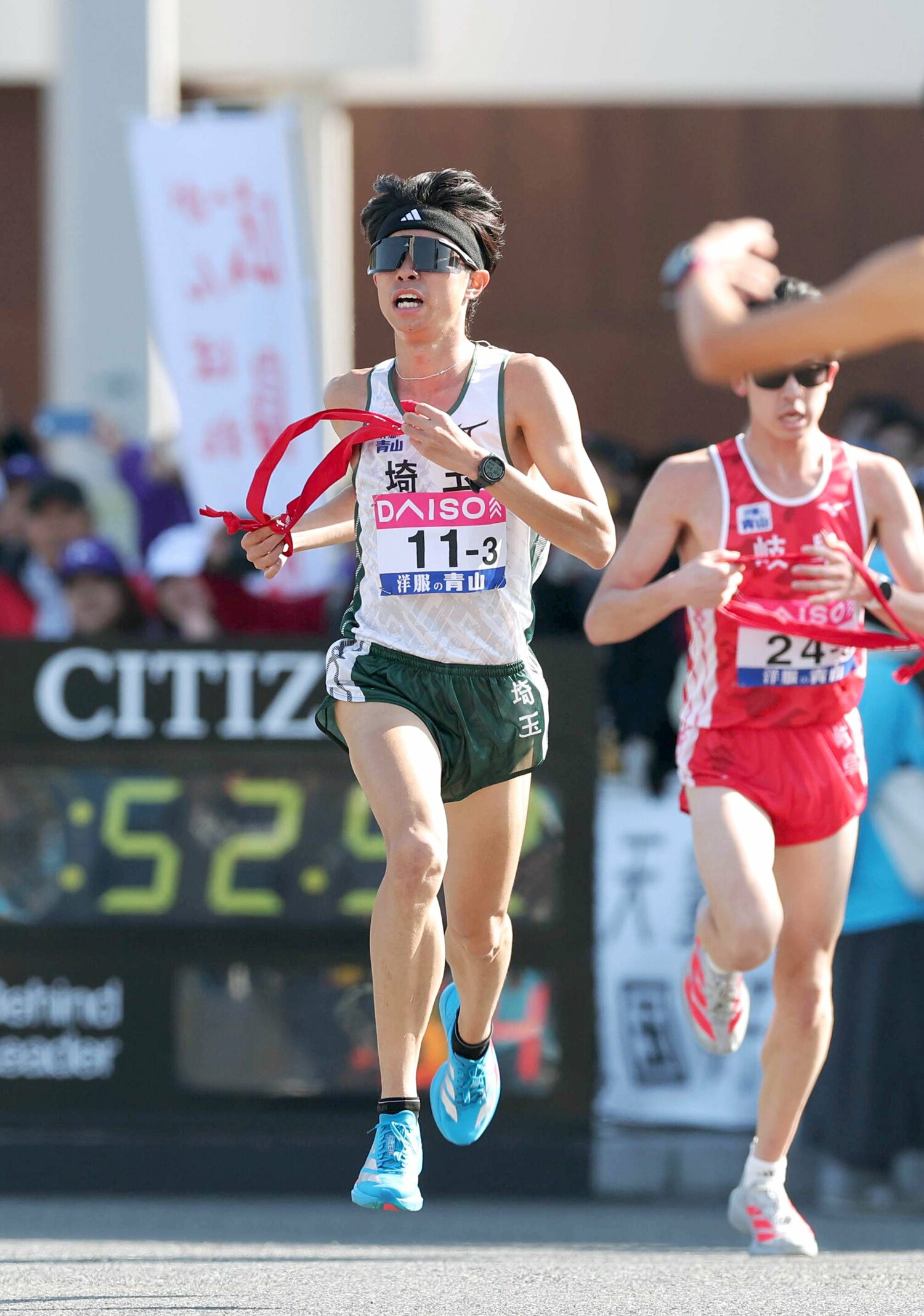 黒田と並走で笑顔を見せた同じ青学大4年の宇田川は区間15位　©AFLO