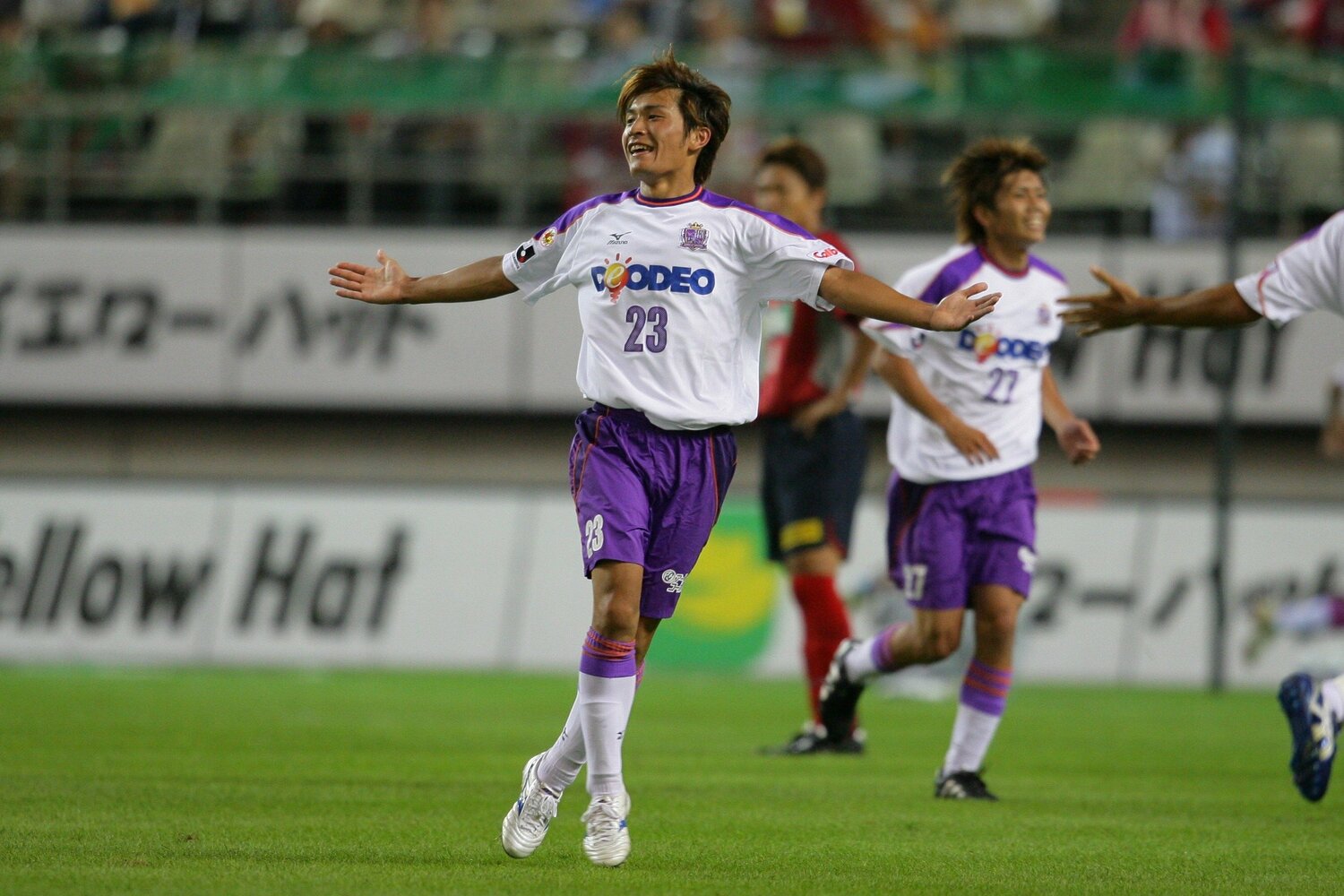 2006年8月26日鹿島アントラーズ戦でJリーグ初得点を記録した青山敏弘(当時20歳) ©︎J.LEAGUE