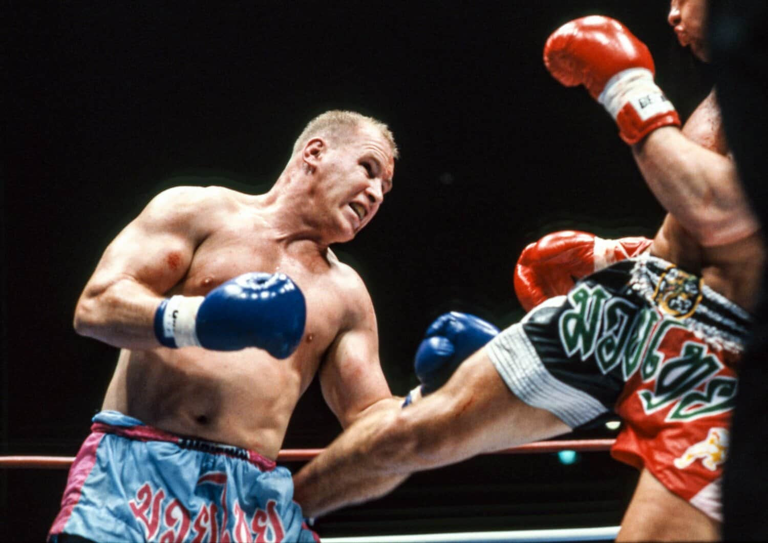 ジェロム・レ・バンナのローキックを浴びるマイク・ベルナルド ©Susumu Nagao