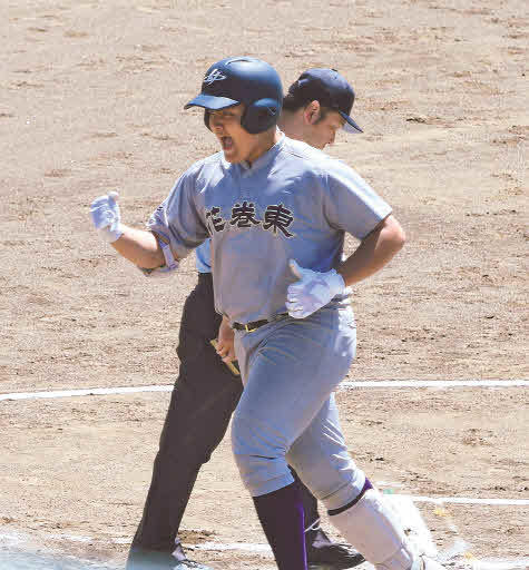 春季県大会でホームランのあとガッツポーズする佐々木麟太郎（1年）　©KYODO