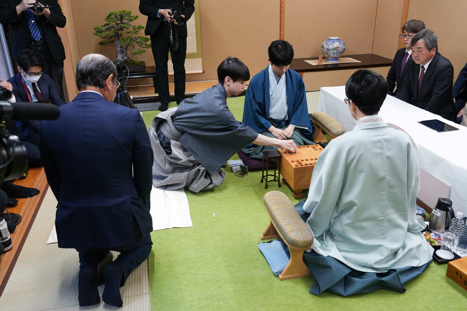 第1局から逆転劇の熱戦となった今期名人戦は、どのような展開となっていくか ©日本将棋連盟