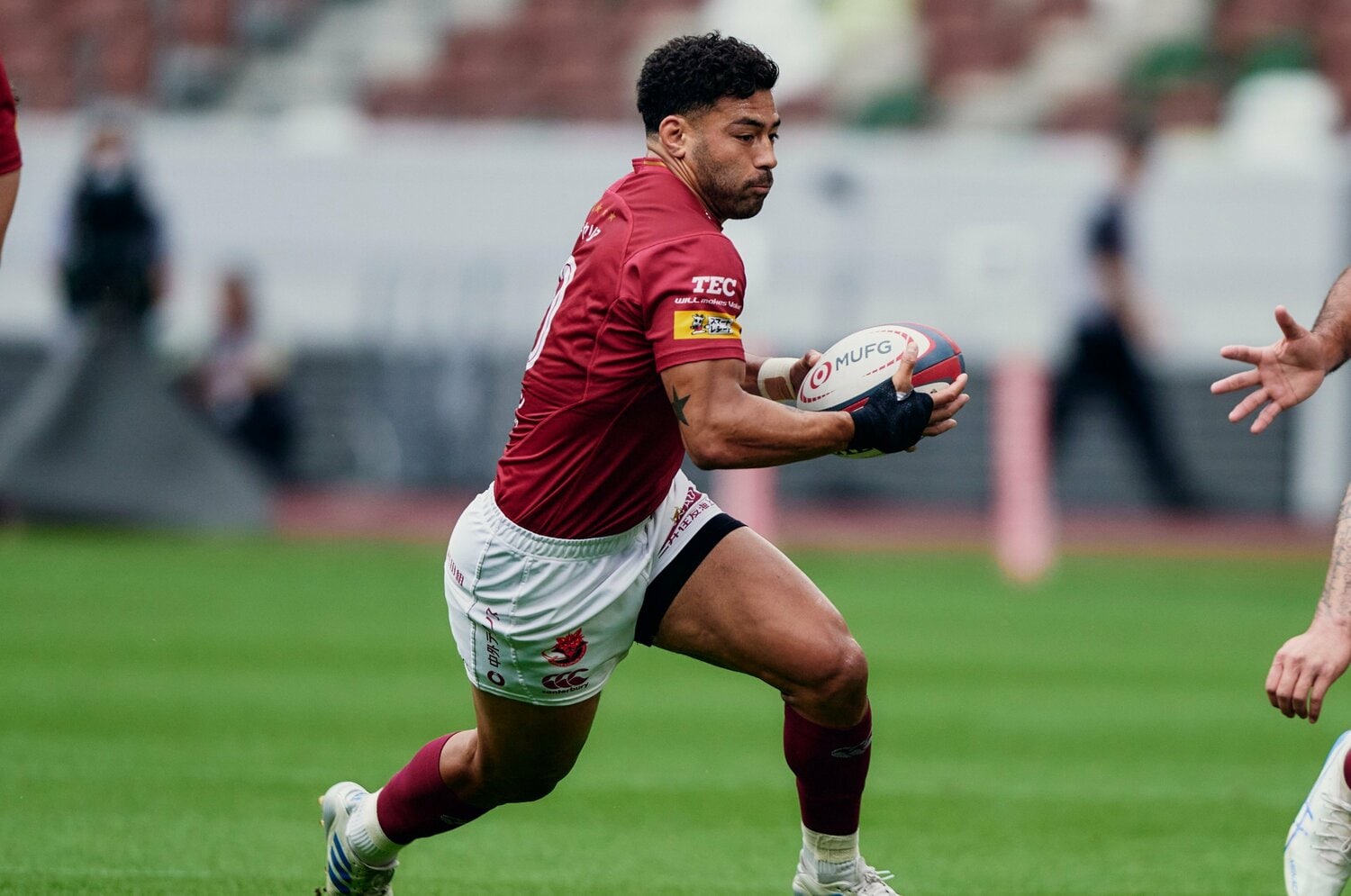 決勝では骨折した右手甲に分厚いサポーターをつけてピッチに立っていた　©Yuki Suenaga