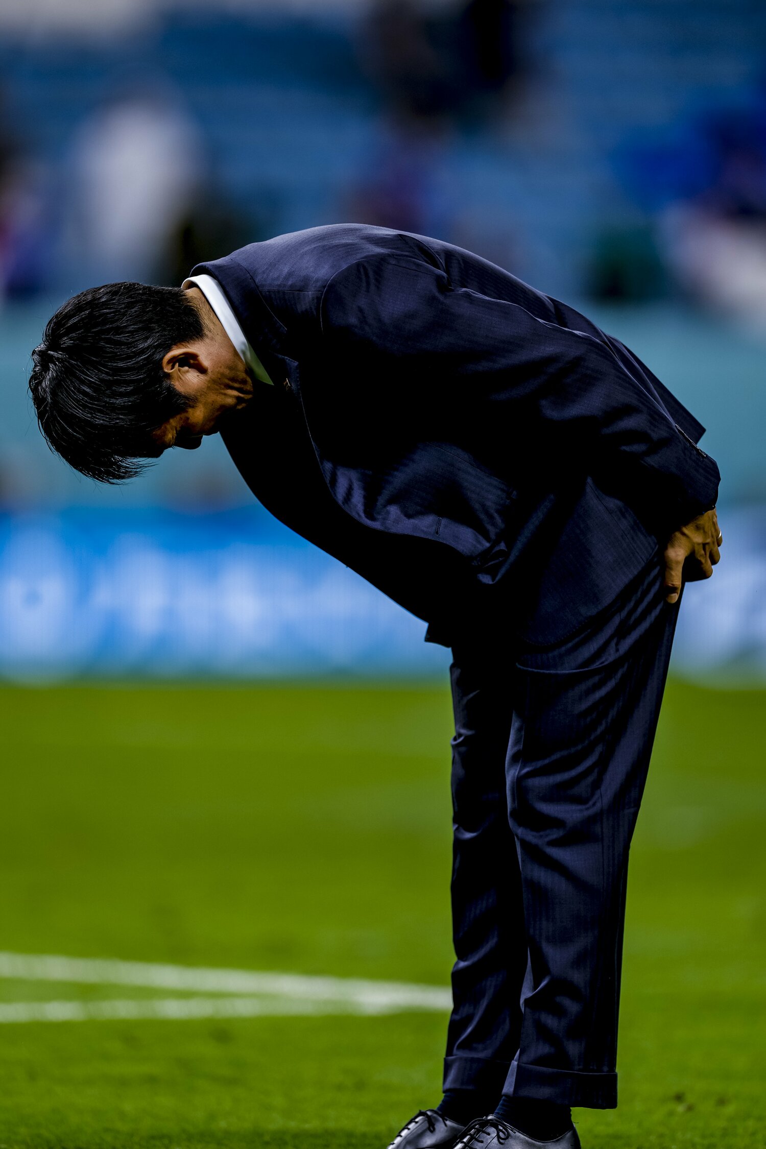 クロアチア戦後、サポーターに深々と礼をする森保一監督　©Kiichi Matsumoto/JMPA