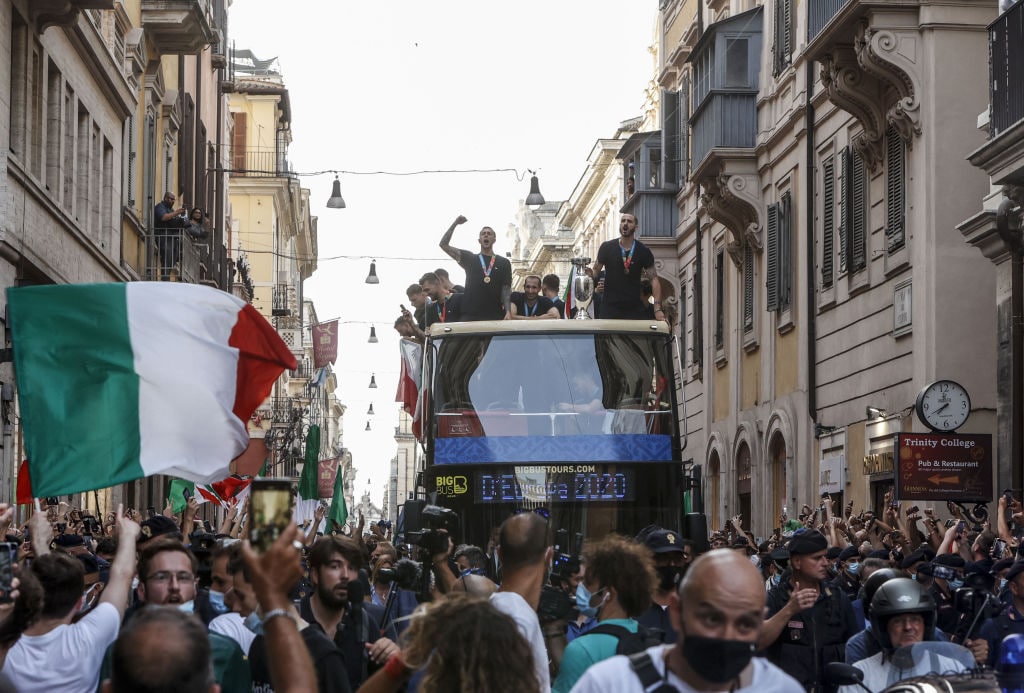 ローマの目抜き通りで行われた凱旋パレードには多くの国民が集まった©Getty Images