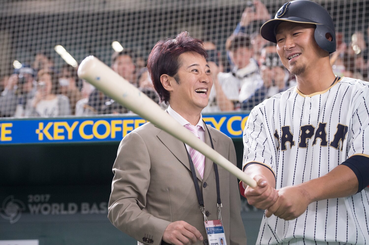 2017年WBCで中田翔と話す中居正広。東京五輪やWBCをはじめ、多くのスポーツ現場をキャスターとして取材してきた ©Nanae Suzuki