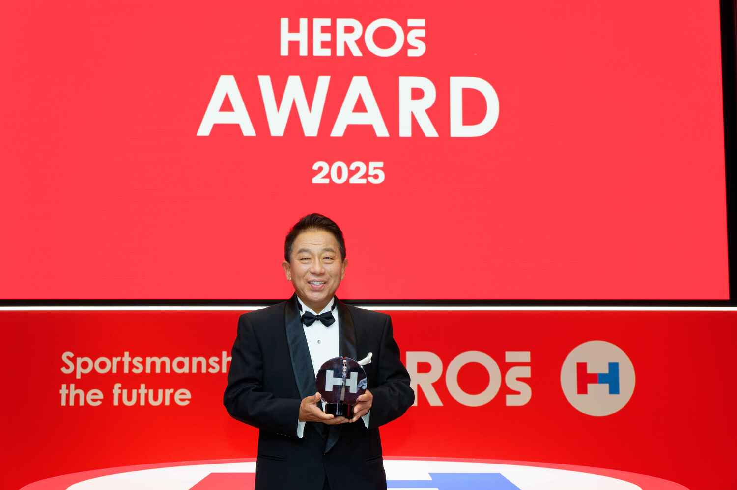 HEROs AWARDの授賞式でトロフィーを手にするソフトバンク 代表取締役 副社長執行役員 兼 COO(当時、現取締役会長)榛葉淳氏 ©️Kiichi Matsumoto