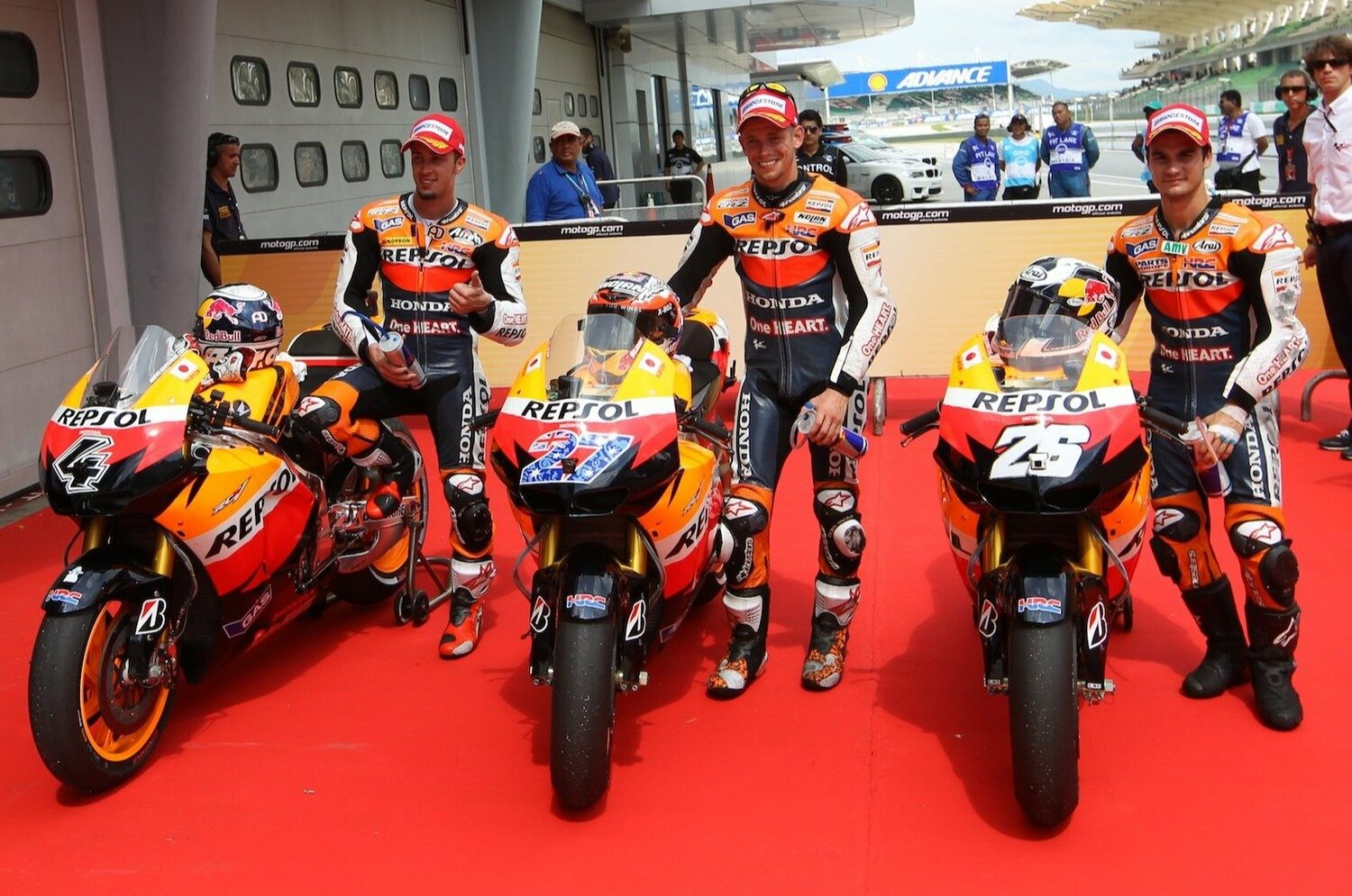左からアンドレア・ドヴィツオーゾ、ストーナー、ペドロサ。2011年のレプソル・ホンダは異例のワークス3台体制で、まさに、無敵の時代だった　©Satoshi Endo