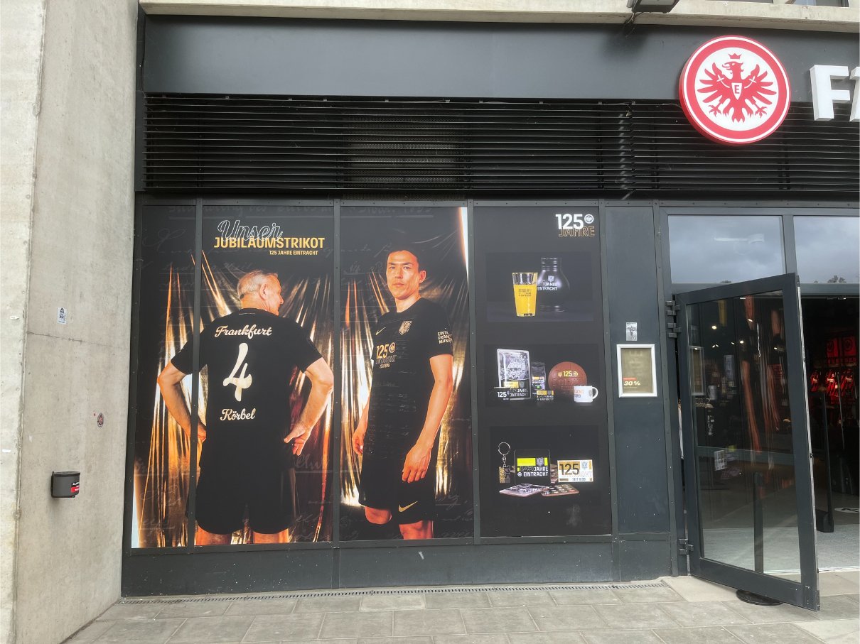 スタジアムショップにはクラブの外国籍選手最多出場記録を持つ長谷部と、フランクフルトOBで、ブンデスリーガの最多試合出場記録持つケルベルという2人のレジェンド写真が並んだ　©Yusuke Mimura