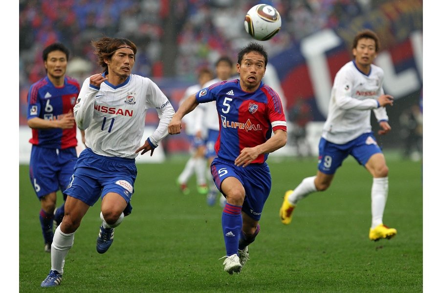 2010年、長友佑都とマッチアップする坂田©Getty Images