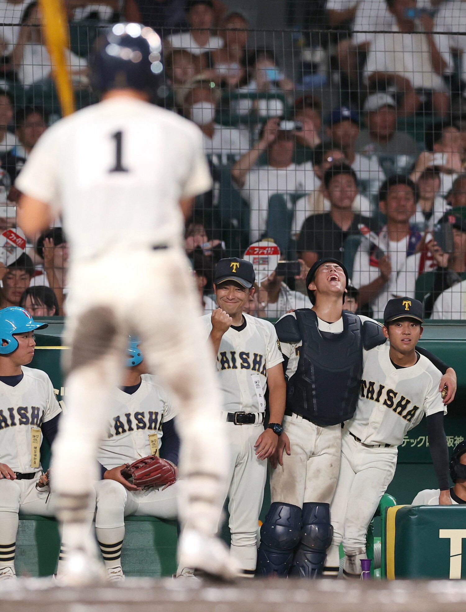 11回裏、エース馬庭がサヨナラヒットを打つ直前。石飛監督は馬庭に向かって笑顔でガッツポーズ　©Sankei Shimbun