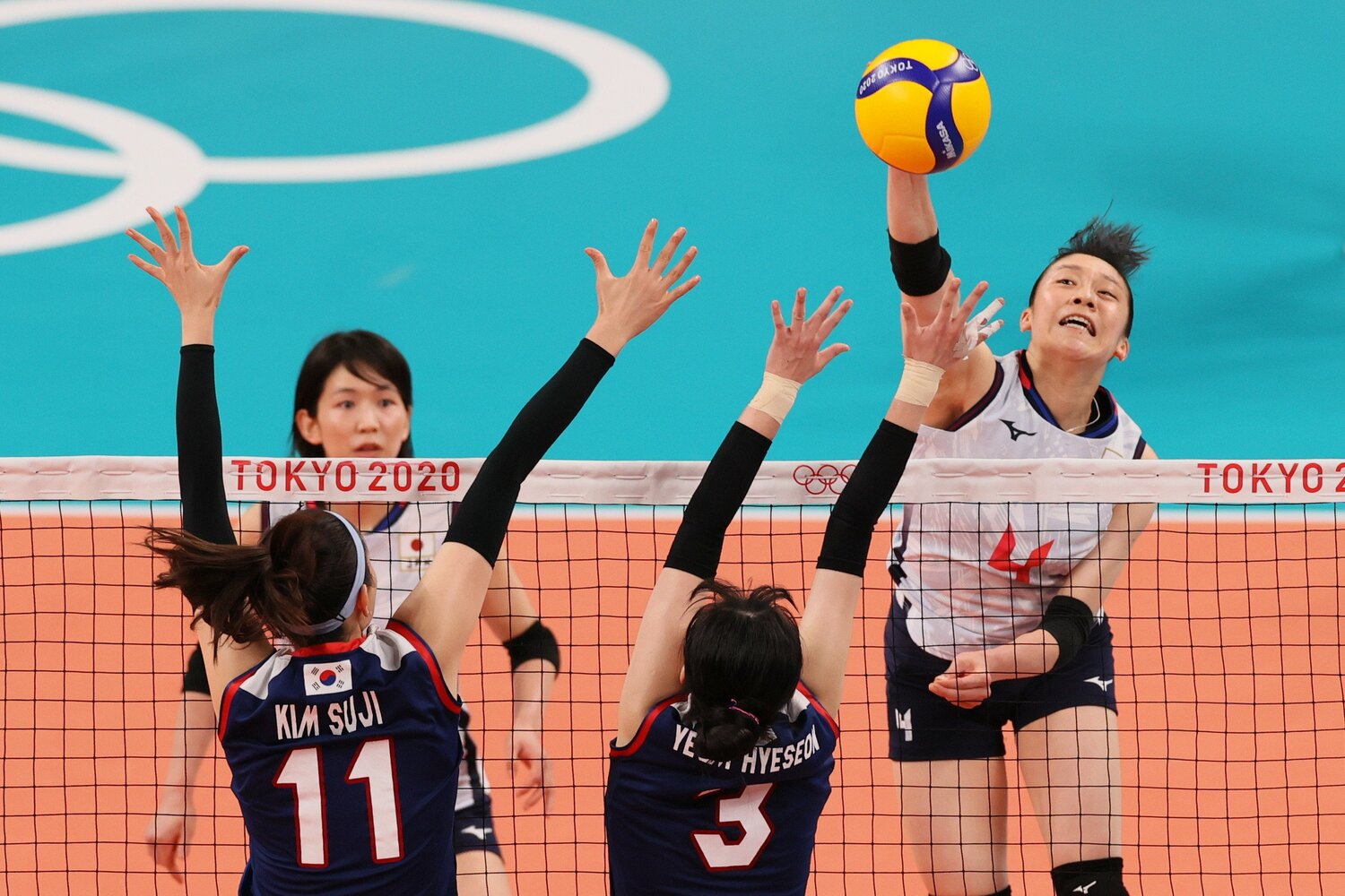 東京五輪、韓国戦でスパイクを放つ石川真佑　©︎JIJI PRESS