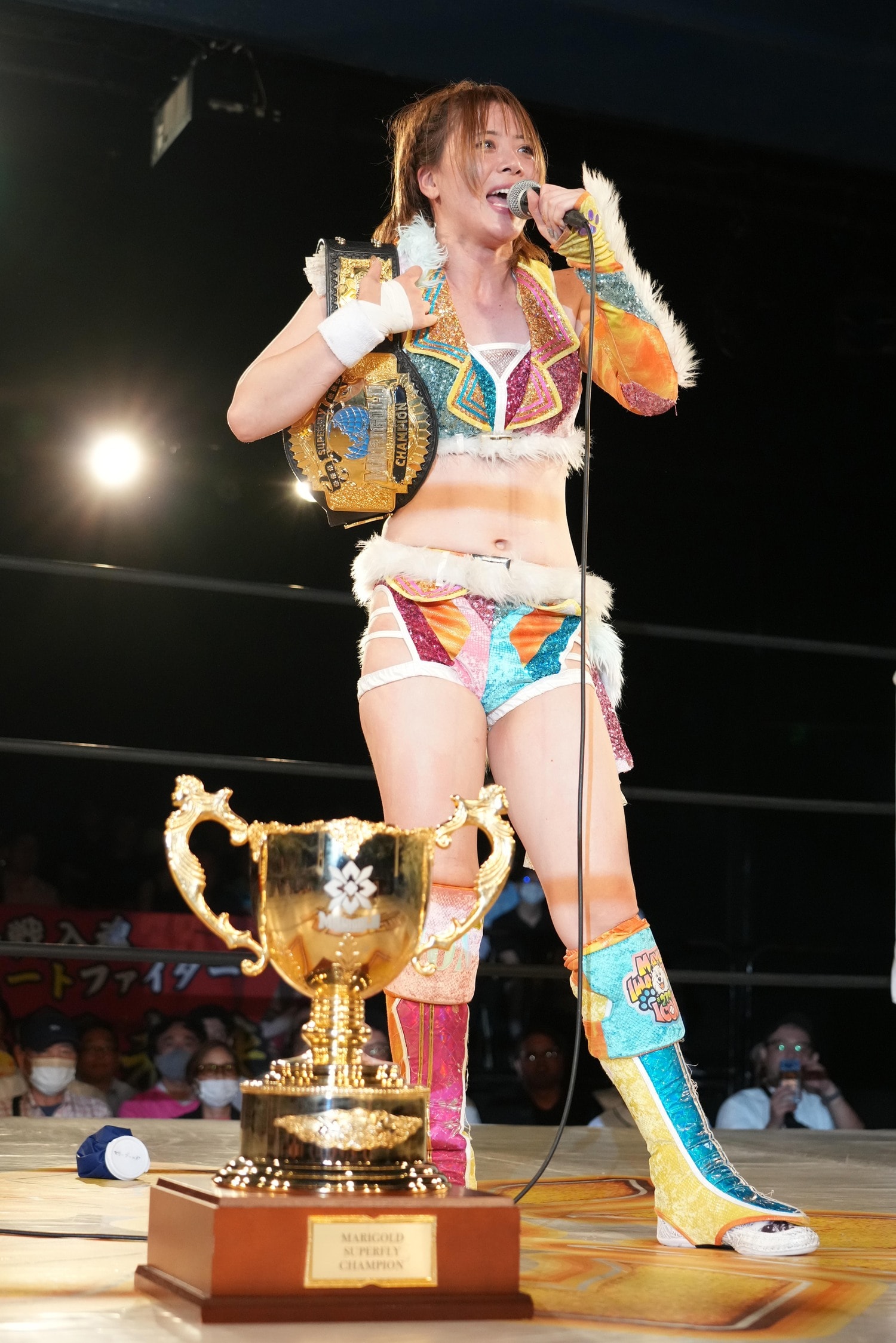 王座防衛後、ファンに父の死を報告する岩谷麻優。7月29日、新宿FACE　©Essei Hara