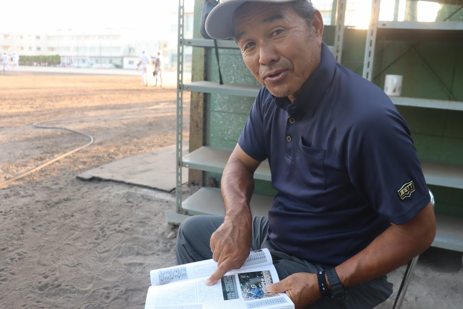 教え子の記事や記録を懐かしそうに話す東筑前監督・青野浩彦氏 ©Yuki Kashimoto