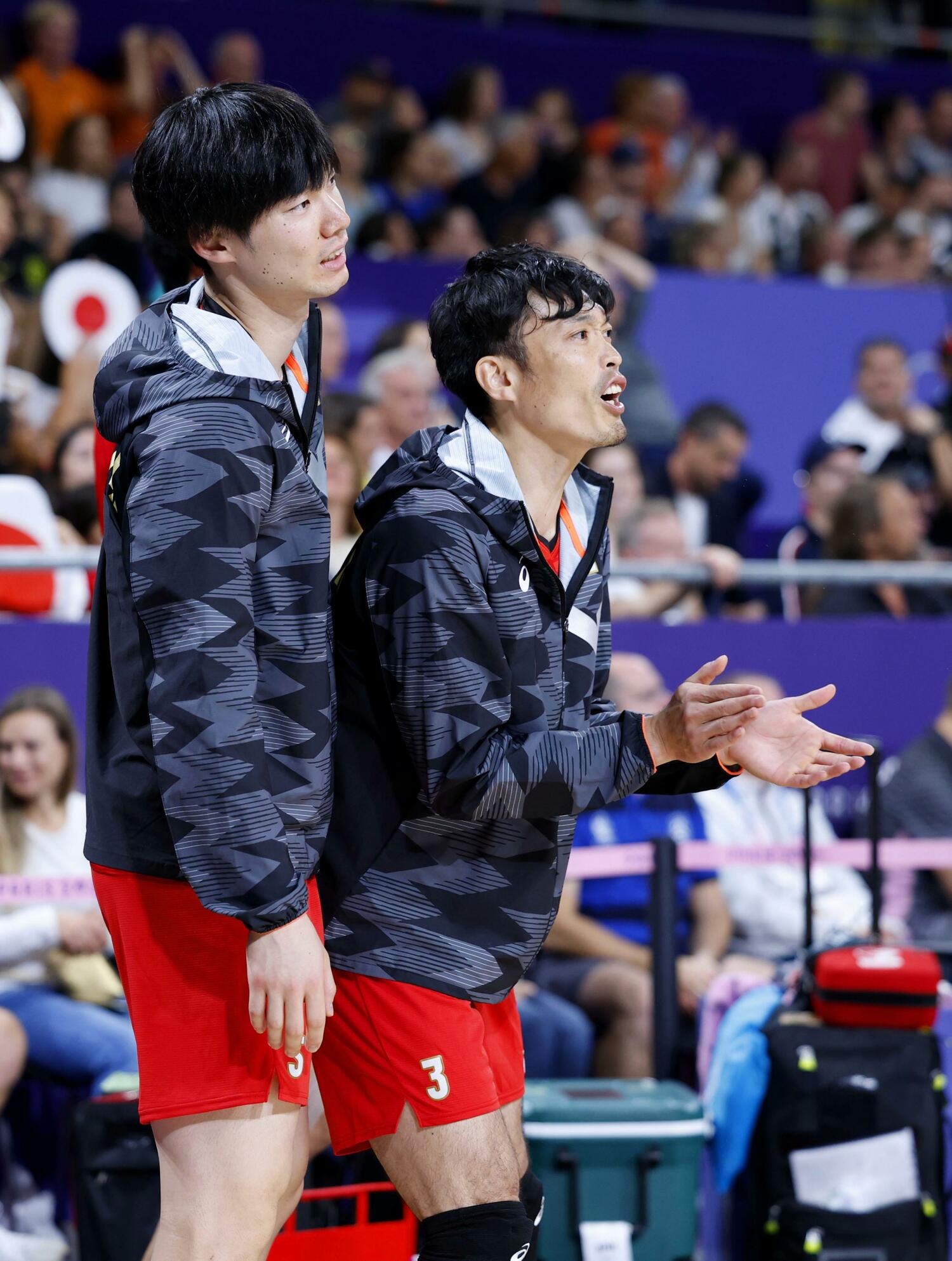 仲間たちを鼓舞する深津旭弘 ©︎KYODO