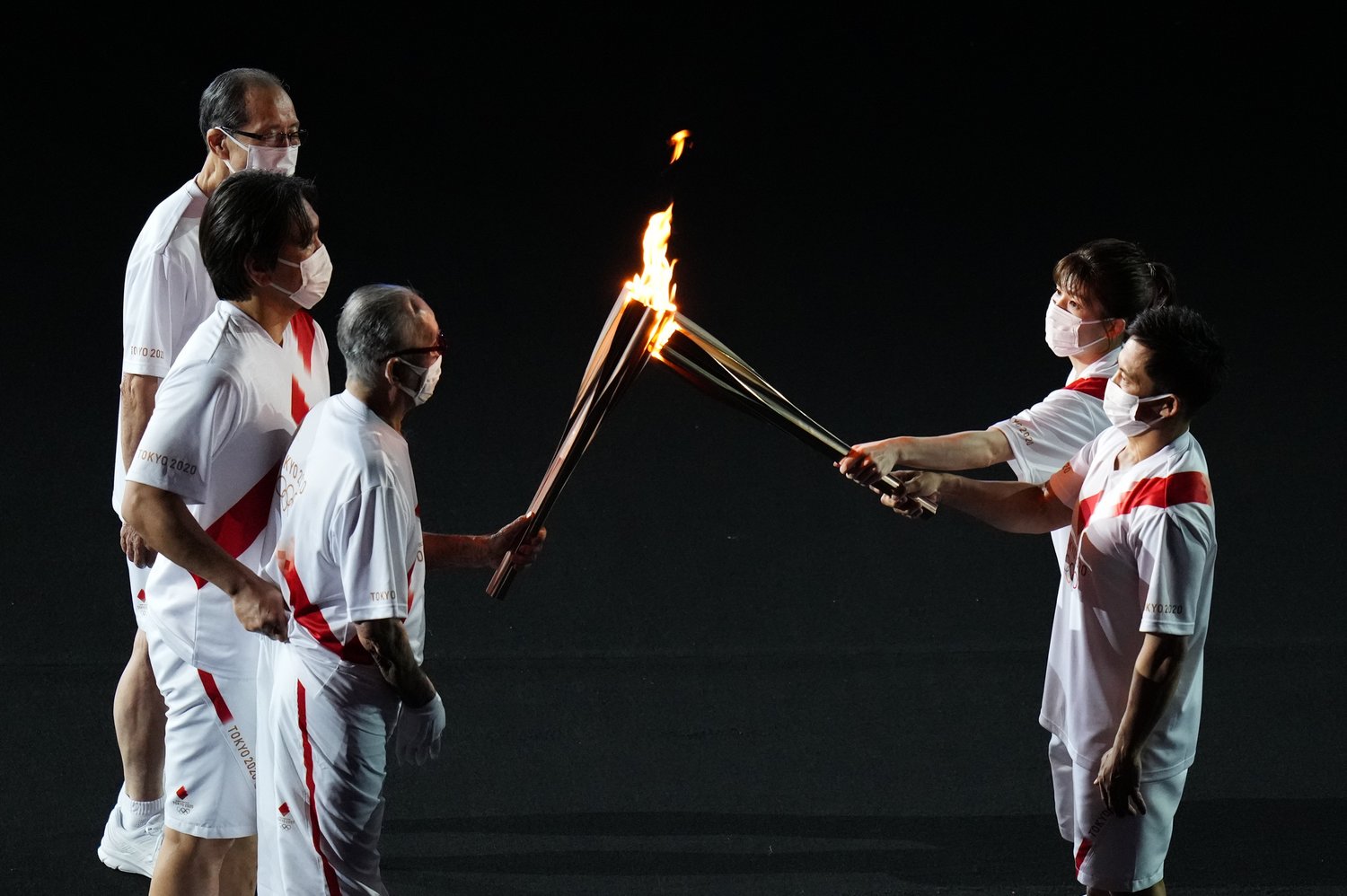 長嶋さんが左手で聖火を受け取った (C)Getty Images
