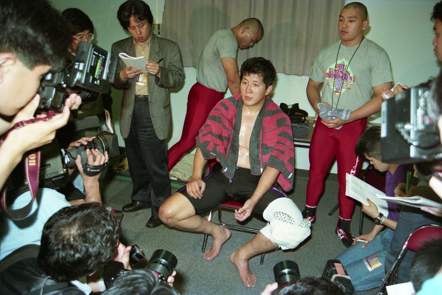 写真は1993年10月、試合後に会見する前田日明。右後方が当時練習生の坂田亘　©東京スポーツ新聞社