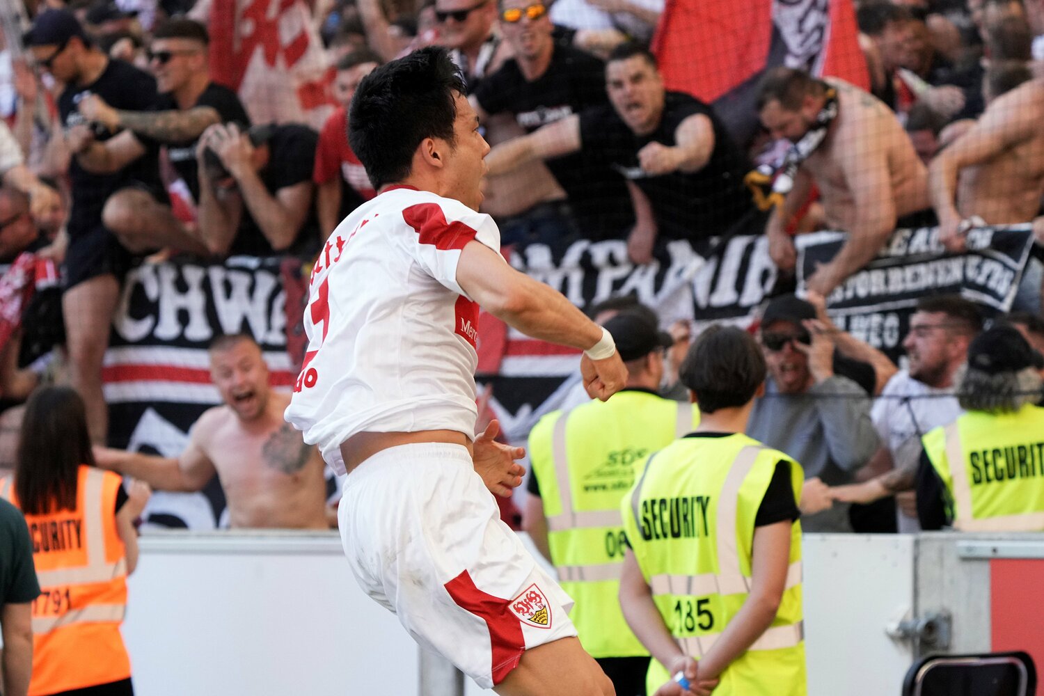 1部残留に導くゴールを決めた後の遠藤航。ファン投票で年間最優秀選手にも選ばれた　©︎Getty Images