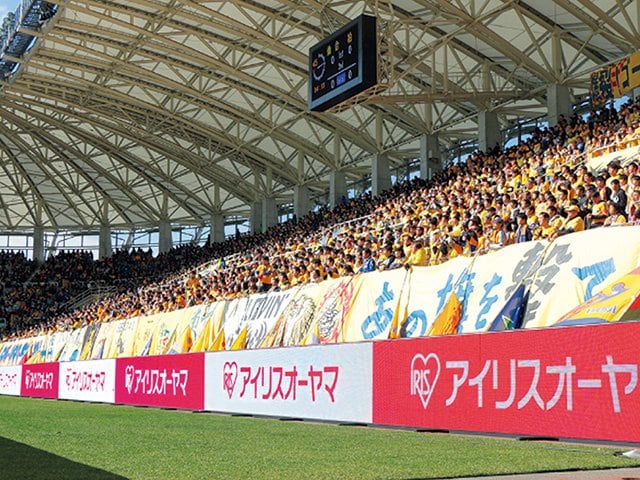 Jリーグでよく見る”あのLEDビジョンは1mでなんと約150万円！ 担当者に 
