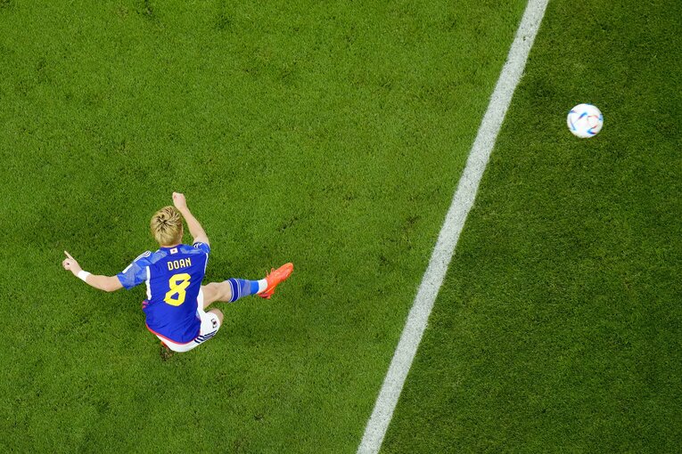 ヨセクさんが捉えた、スペイン戦堂安の同点ゴール　©Petr David Josek/AP=AFLO