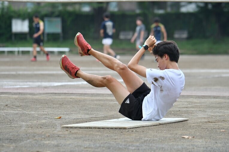 トレーニングに励む現在の桐朋中高陸上部のメンバーたち　©Hideki Sugiyama