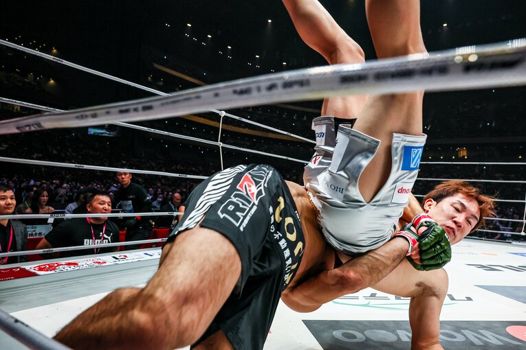 シェイドゥラエフのジャーマンスープレックスの連続写真（7枚目／全9枚） ©Susumu Nagao