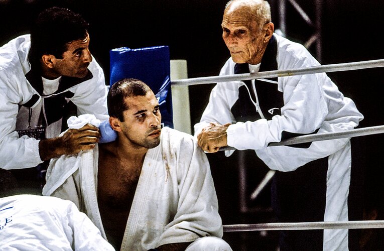 6ラウンド90分という格闘技史に類を見ない死闘となり、ついにホイスは戦意を喪失した