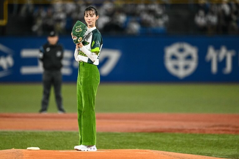 日本シリーズ2022の第2戦、神宮球場のマウンドで始球式を務めた中条あやみの投球！©︎Nanae Suzuki