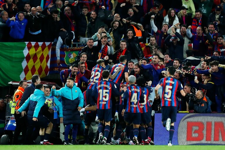 「バルサがメッシ退団後初のリーガ制覇」間近なクラシコの“喜びと憎しみ、一瞬のリスペクト”を撮った「18歳ガビが倒れたレアルDFを…」(37)