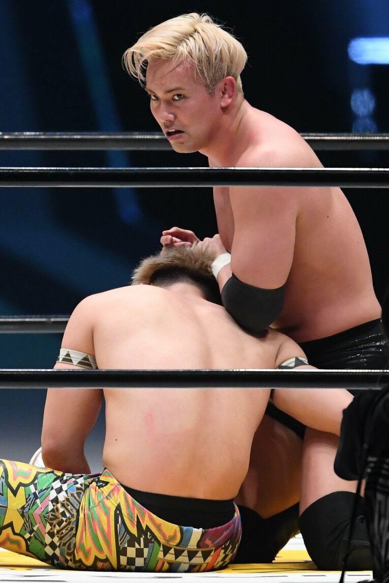 レインメーカーを被弾してグロッキー状態の清宮海斗をカウント2で引き起こすオカダ・カズチカ