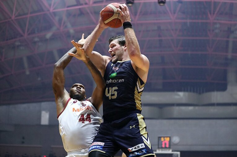 昨シーズンのリバウンド王・ジャック・クーリーは、今季も1試合平均12.4リバウンド（1月27日現在）でリーグ首位を独走中 ／ photograph by B.LEAGUE