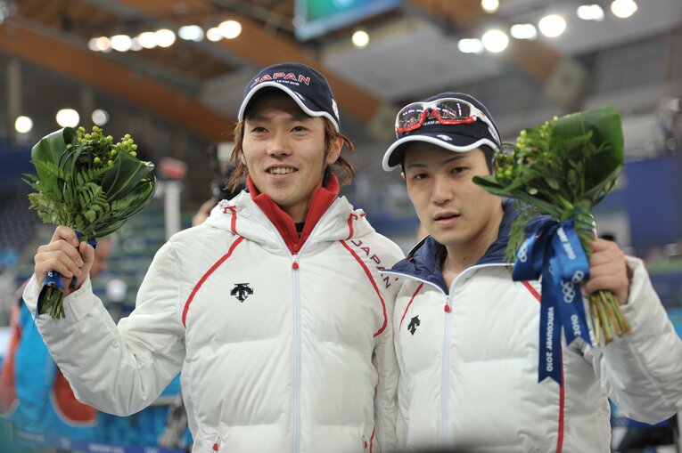 2010年バンクーバー五輪男子500mで銀メダルを獲得した長島圭一郎（左）と、銅メダルの加藤条治（右） ©Naoya Sanuki／JMPA