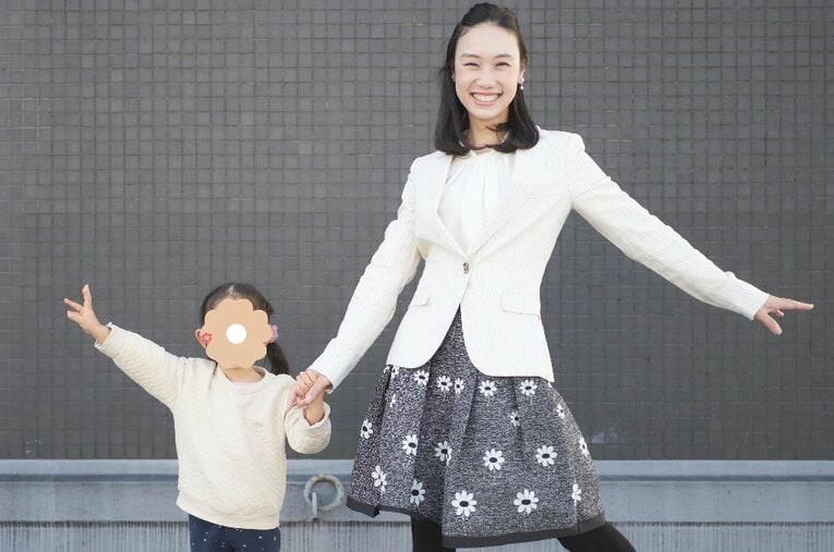 元フィギュアスケーターの中野友加里さんのインタビュー。3歳になる長女と一緒にポーズ！ ／ photograph by Yuki Suenaga