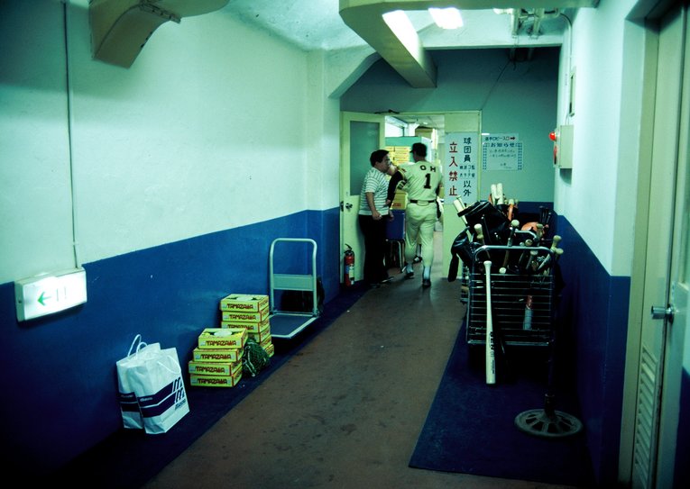 後楽園球場のロッカーにて（1987年）©︎Hatsuhiko Okada