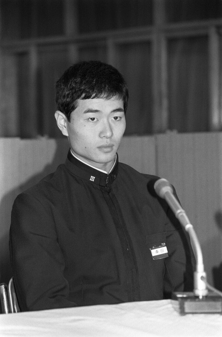 1985年のドラフト会議後に会見にのぞんだPL学園・桑田　©︎JIJI PRESS