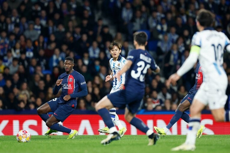 オヤルサバルへ送った久保のクロスは、直前でカットされた　©Daisuke Nakashima