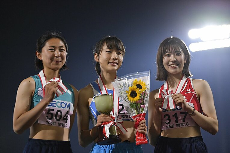 関東インカレ女子三段跳を制して笑顔の内山咲良（中央）。文武両道のアスリートだ ／ photograph by Kyodo News