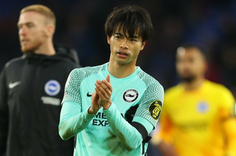 1-1の同点に終わったクリスタルパレス戦。試合終了後、アウェイまで駆けつけたブライトンファンのもとへ歩み寄る三笘薫（25歳）。脇に黒の手袋を抱えている ／ photograph by AFLO