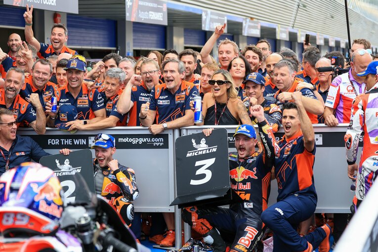 スペインGPでビンダーが2位、ミラーが3位となり、喜ぶKTMチームの　©Satoshi Endo